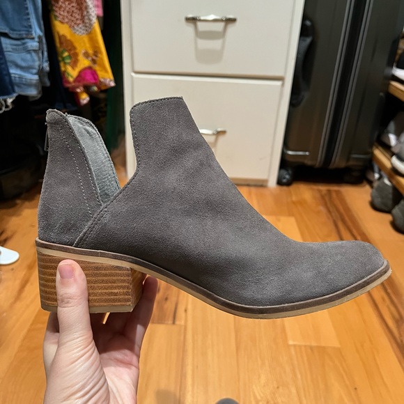 Steve Madden gray suede booties. Size 8.5 Excellent used condition. - Picture 4 of 6
